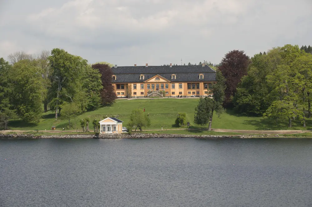 Bogstad gård med Bogstadvannet foran