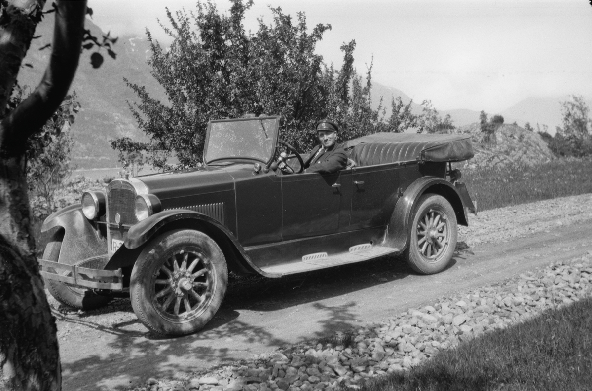 Sjåfør og ingeniør Henry J. W. Holm på biltur