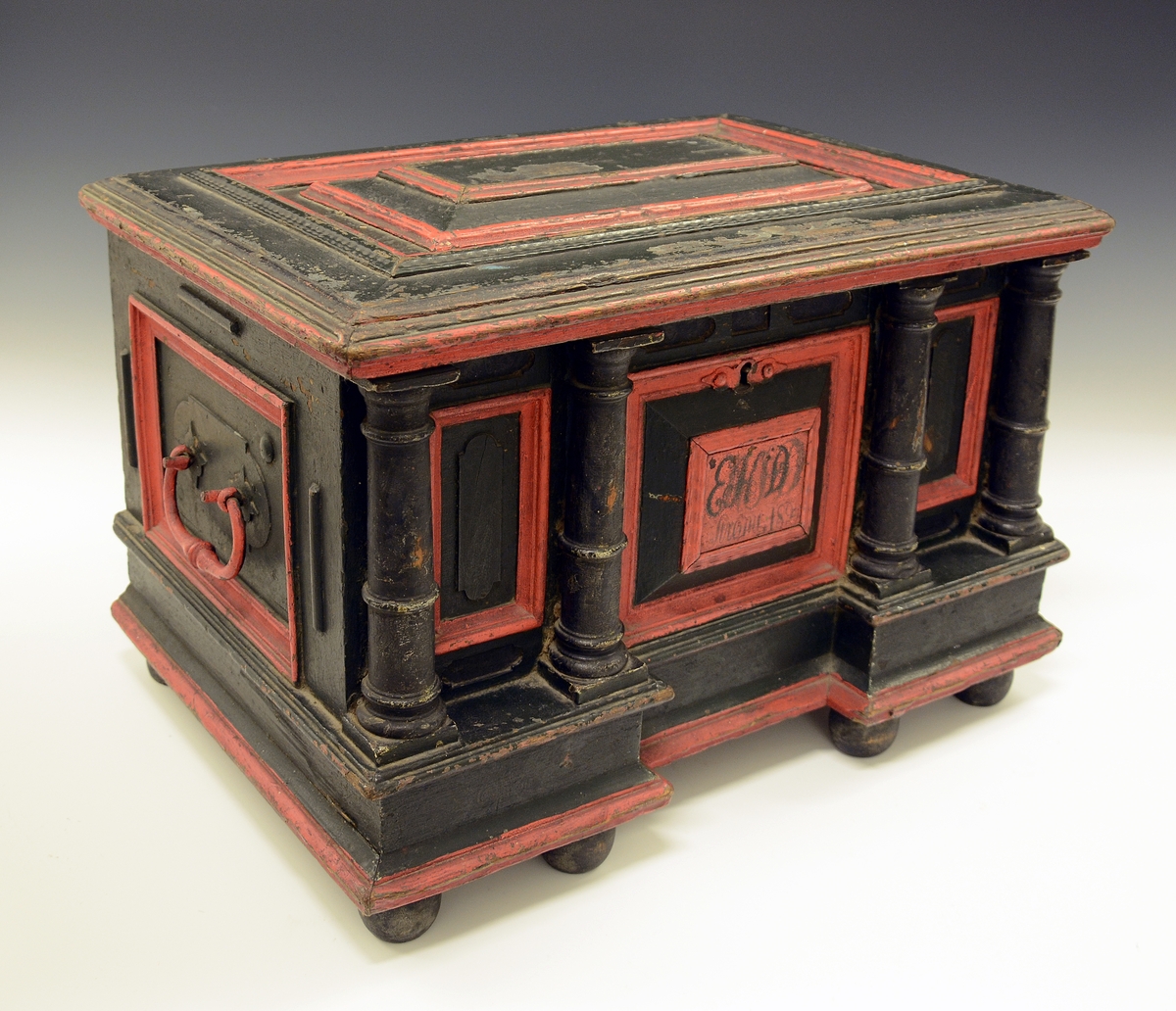 Fra protokollen: Skrin av ek, renæssanse; paa forsiden 4 søiler. Kjøpt omkr. 1830 efter presten Haabert i Drangedal.