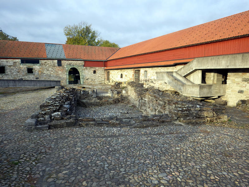 Ruinen etter middelalderens hovedtårn er gravd ut, likeledes borggården rundt. Disse restene fra middelalderen omkranses av Storhamarlåven som er bygget delvis på ruinene etter bispegården.