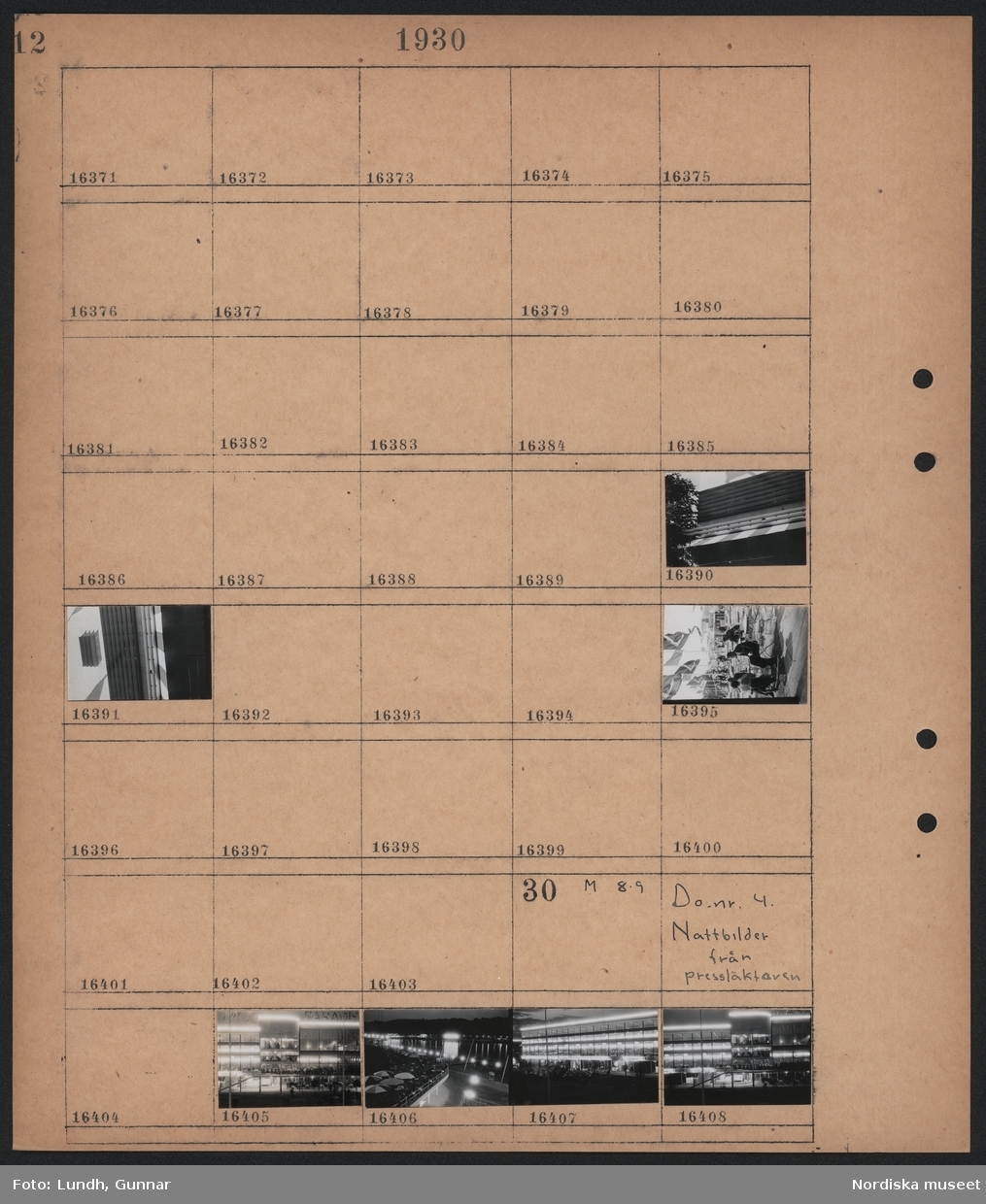 Motiv: Stockholmsutställningen 1930;
Detaljer av byggnad, människor på en uteservering.

Motiv: Stockholmsutställningen 1930, Nattbilder från pressläktaren;
Nattbild av byggnad på utställningen, nattbild med vy över utställningen.