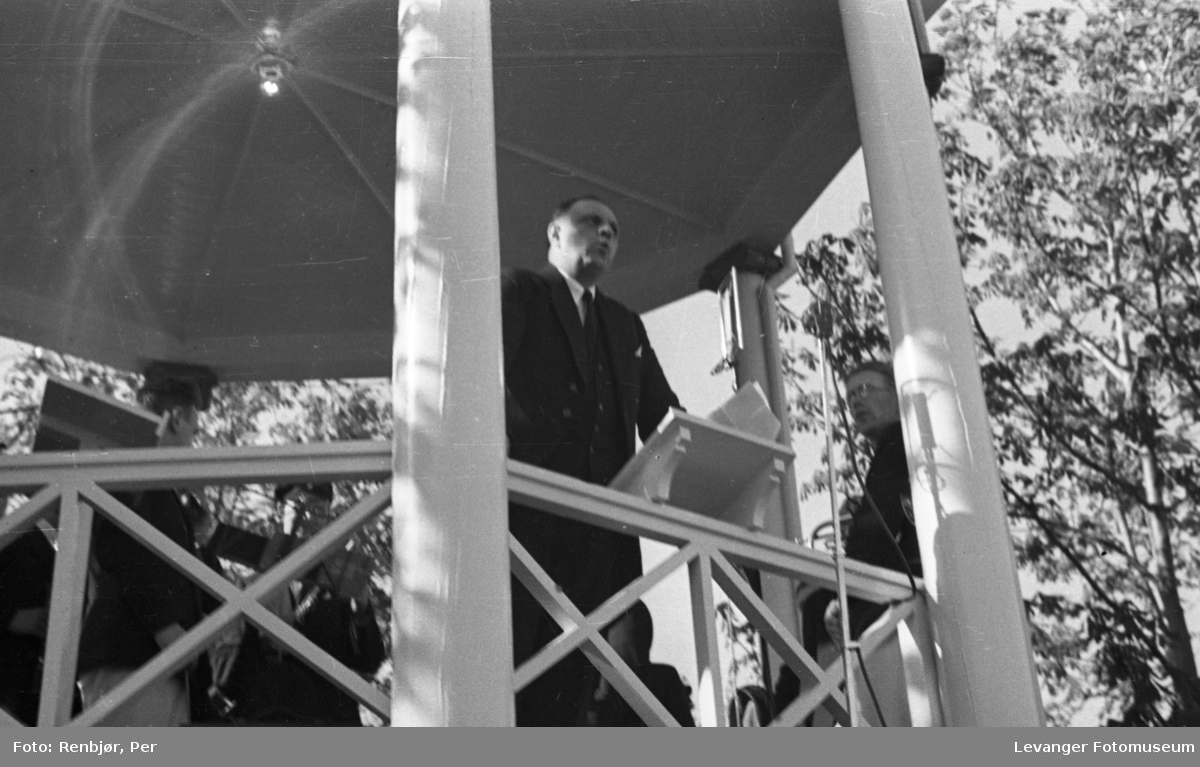 Taler i paviljongen på torget under Levangerdagene i 1936.