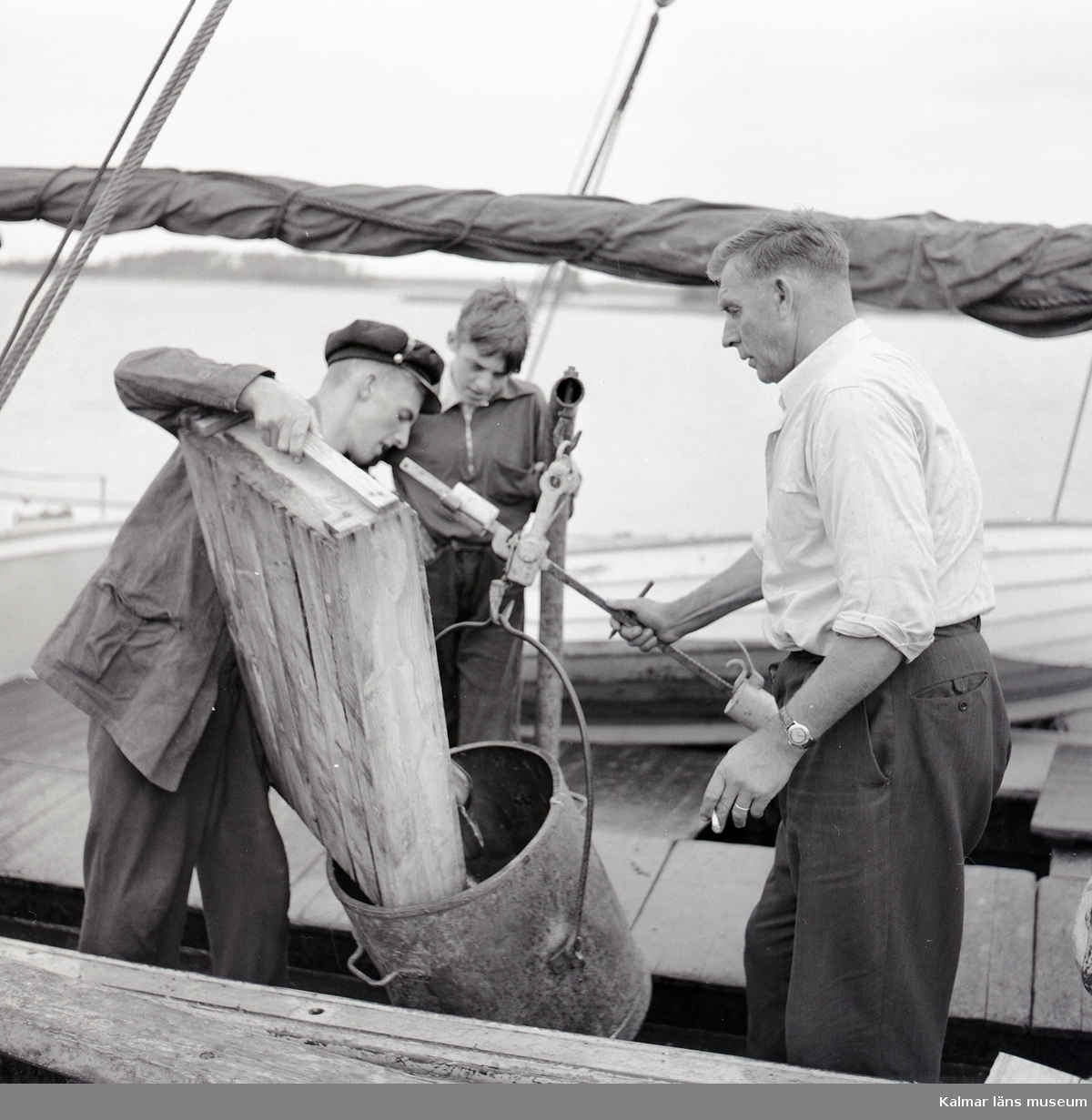 Artur Krüger, åluppköpare, väger ål vid sin brygga.
