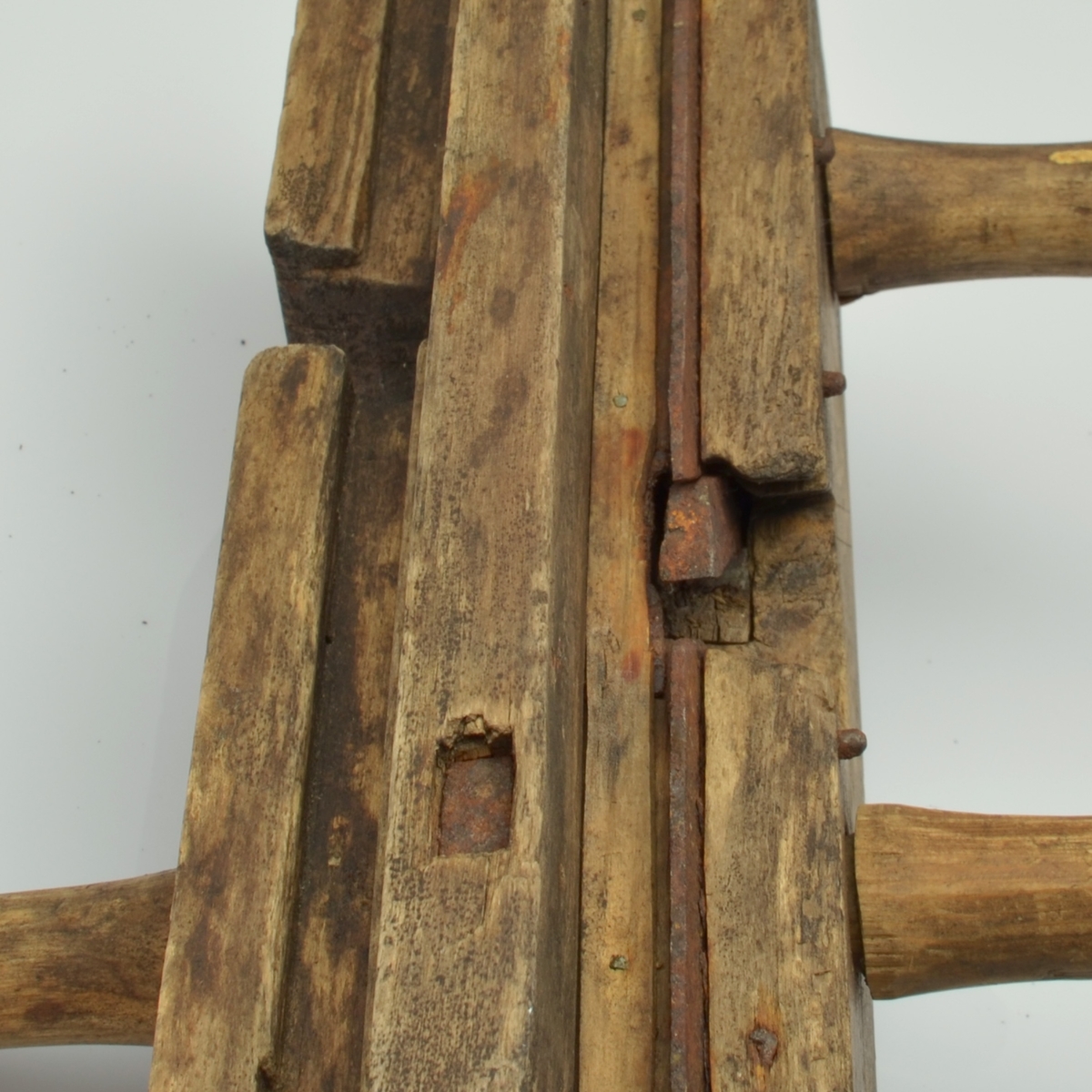 Form: Ploghøvelen er to høvlar i ein høvelstokk (nothøvel og fjørhøvel).
Bruk: Høvelen vert nytta til å høvle not og fjør i golvbord og panel.