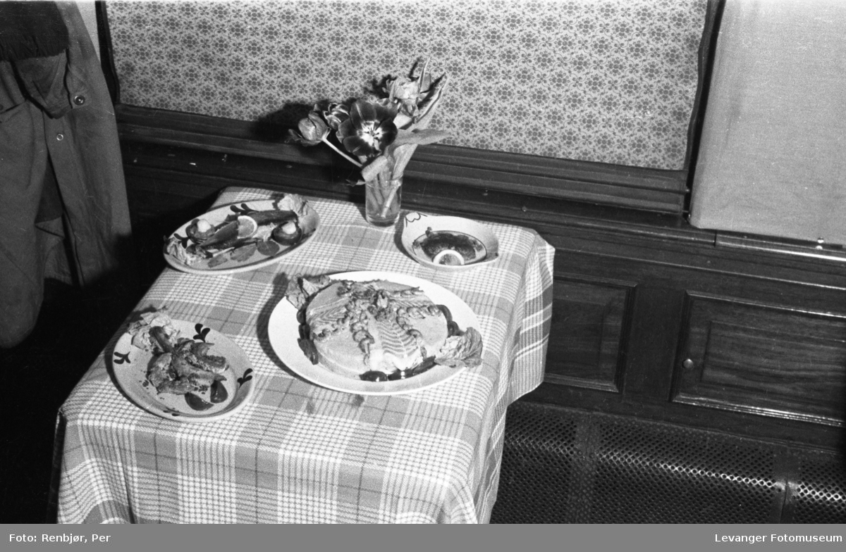 Kostholdsmessa i 1936, ulike retter fisk og kake.