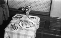 Kostholdsmessa i 1936, ulike retter fisk og kake.