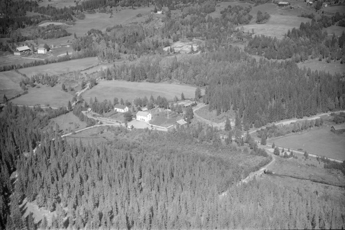 Lillehammer kommune, Rinnvold eller Rinnvoll i Øvre Saksumdal. Nærmest Svilosen landhandel med Nordre Saksumdal skole til venstre. I bakgrunnen Rindal lille.