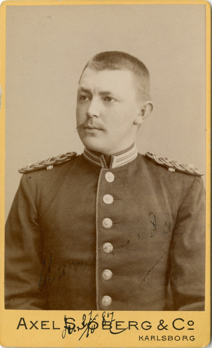 Porträtt av Åke Axelsson Natt och Dag, underlöjtnant vid Västgöta regemente I 6.
Se även bild AMA.0008175.