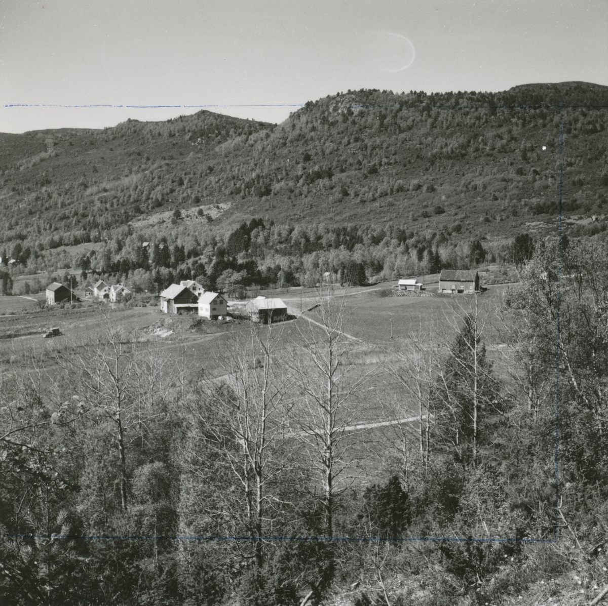 Prospektfotografi av flere gårdstun på Austrem (øvste Aksla).