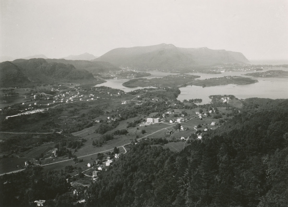 Utsikt fra Blindheimsfjellet med retning sørvest mot Vegsundet og Sula.