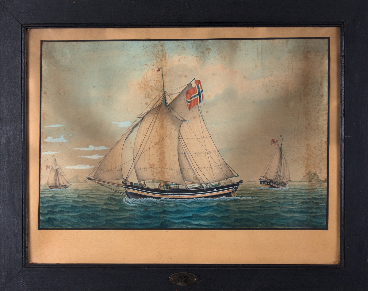 Skipsportrett av ukjent jakt sett fra siden under fulle seil med norsk flagg i masten. Samme skip seies også forfra og aktenfra i bildet.