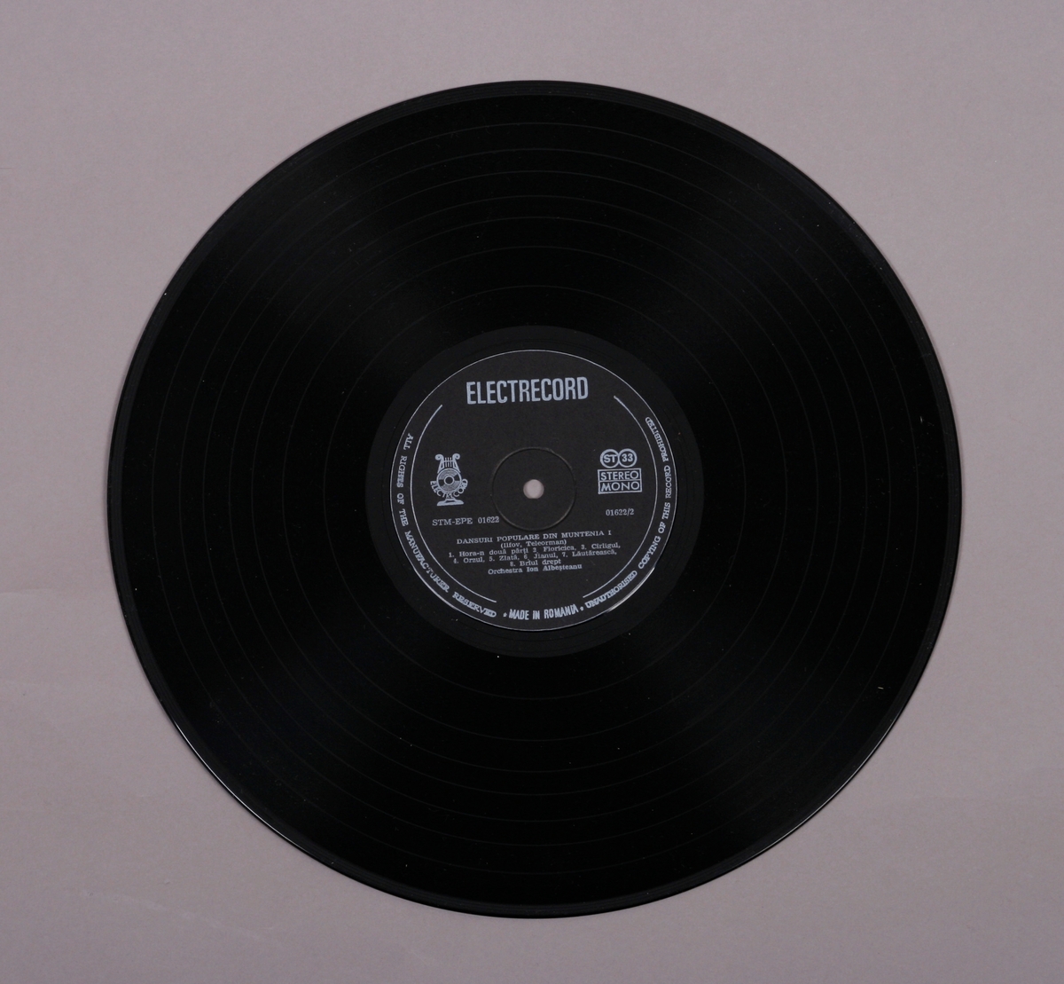 Grammofonplate i svart vinyl og plateomslag i papp. Teksthefte av papir. Plata ligger i en plastlomme.