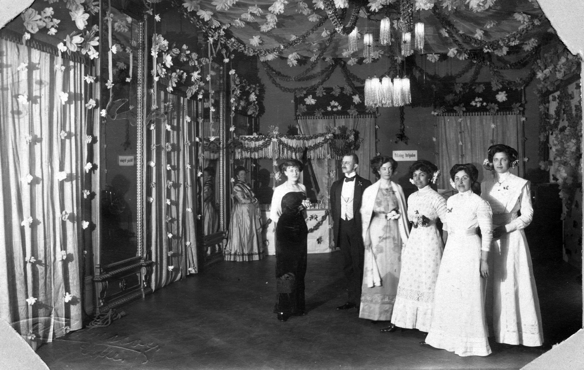 Folkmarknaden i Stadshuset 1911. Bostonsalongen.
Fru Nyström, Fru Nygrens svägerska, frånskilda fru Ögren, Unger, Fru Nygren, Fru Ebba Genberg, Fru Gerda Genberg och Fru Evy Arborén.