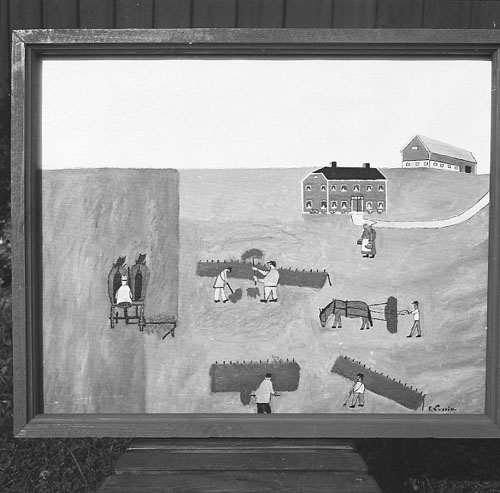 Under sensommaren 1981 fotograferar Mickelsson detta konstverk av Einar Svedin i Trönö. Målningen föreställer människor som skördar och hässjar hö med häst.