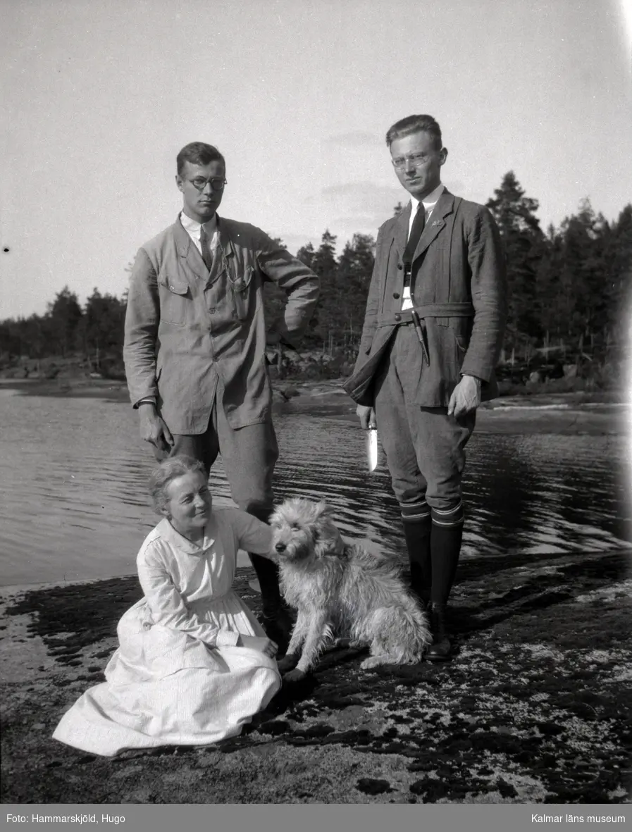 Kurt och Gustaf Seidler med Nina och hunden Jim vid sjön Möckeln.
