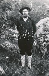 Ingvald Skjeldrup i nasjonaldrakt for menn.