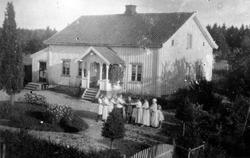 Gården Kløntorp, Eidsberg 1918 (?). Gruppe i hagen, leker de