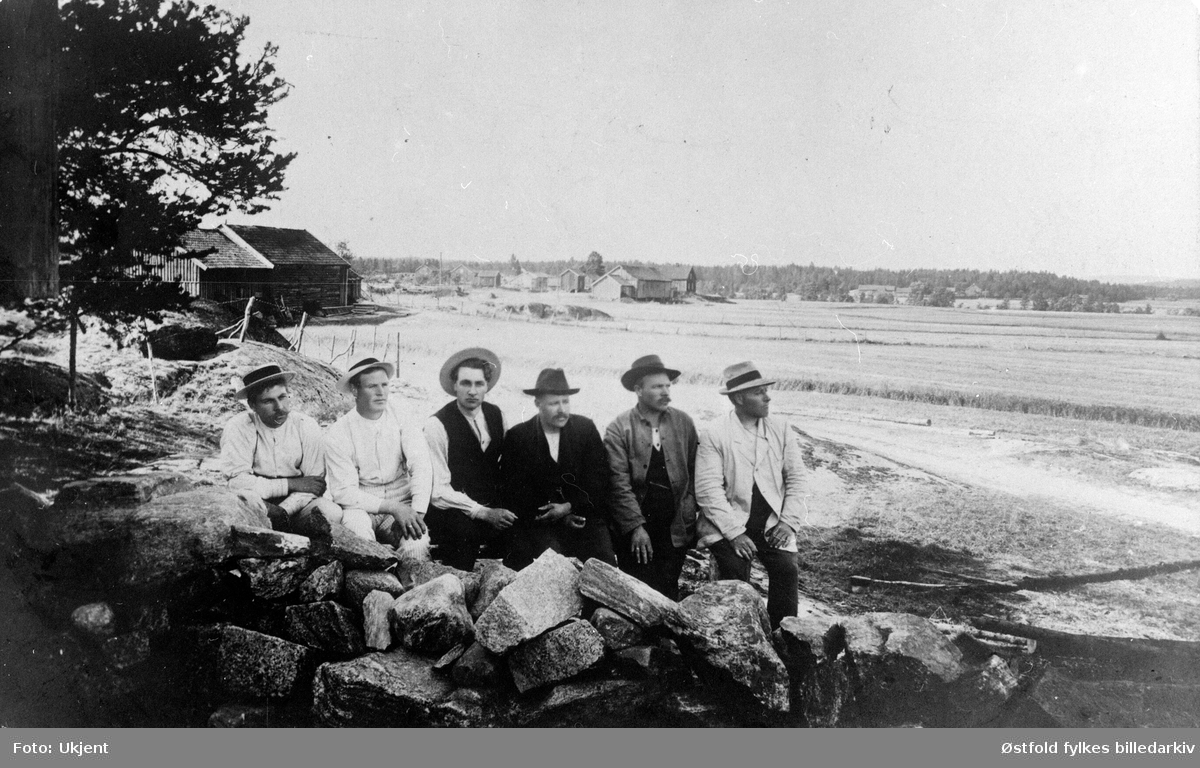 Bergby-kroken i Varteig ved Sarpsborg, 1914. Mennene er brødrene Hansen Bergby. Fra venstre: August, Hartvig, Torstein, Sander og Ole Hansen Bergby Antakelig er fotografiet tatt en søndag.