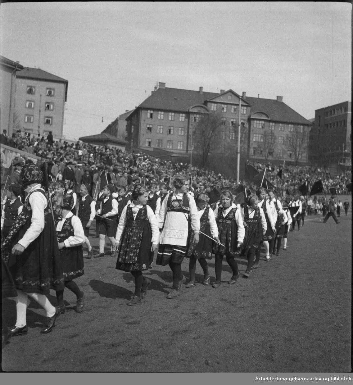 1. Mai 1932 på Dælenenga i Oslo. Medlemmer fra Barnelagene i Oslo toger inn på idrettsplassen.