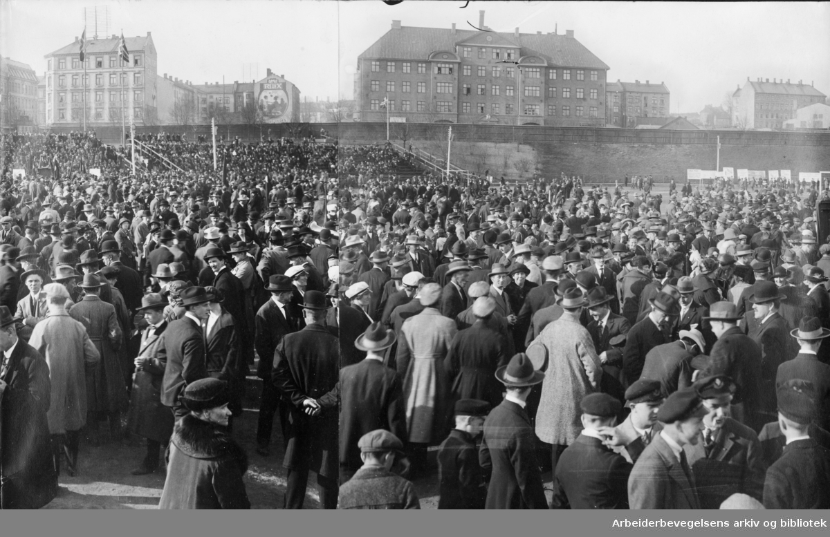1. Mai 1924 på Dælenenga idrettsplass. Montasje av to fotografier.
