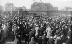 1. Mai 1924 på Dælenenga idrettsplass. Montasje av to fotogr