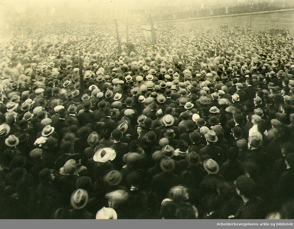 Jernbanestreiken 1920. Martin Tranmæl taler på et massemøte på Youngstorget etter den store demonstrasjonen lørdag 4. desember 1920.