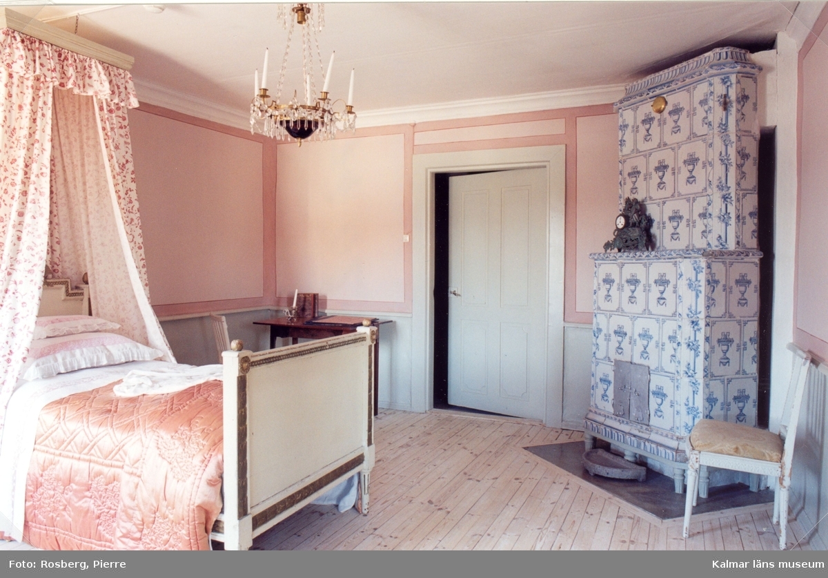 Interiör från sovrum på bottenvåningen i Fredriksbergs herrgård.