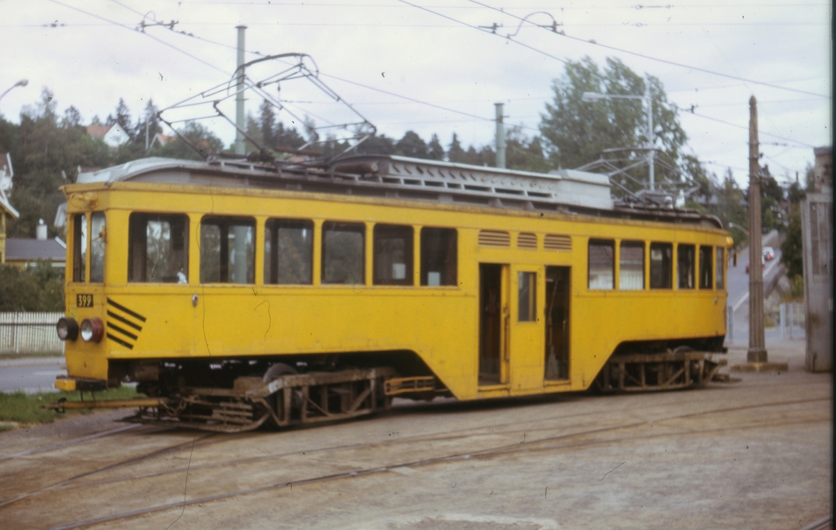 Ekebergbanens arbeidsvogn 399 utenfor verkstedet på Holtet.
