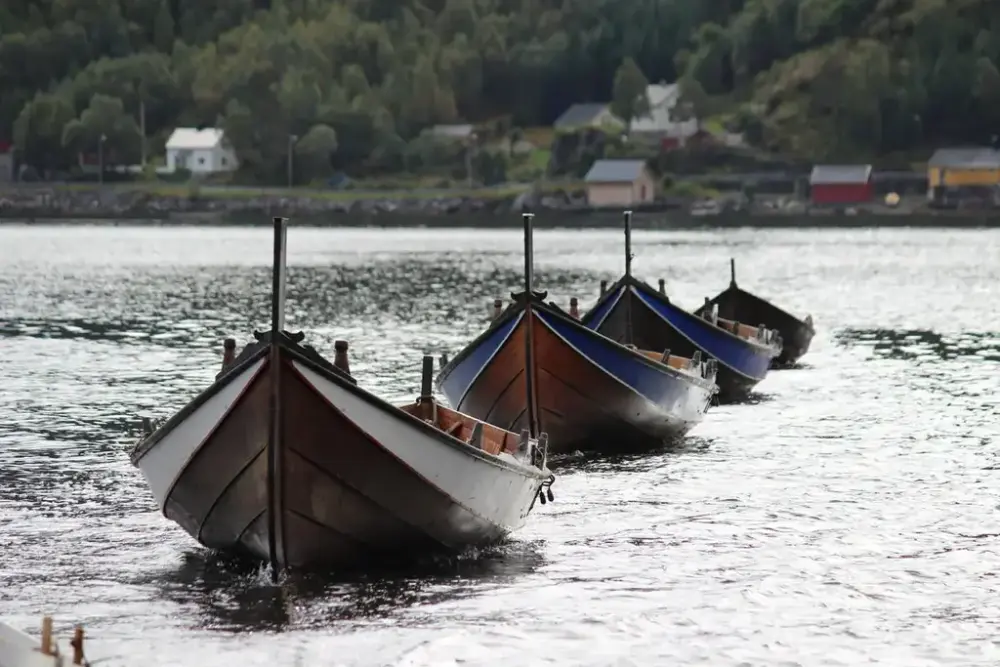 Åfjordsbåter, bygget på Båtskott Trebåtbyggeri på Kystens arv i 2002. Tre halvfjerminger og en liten færing.