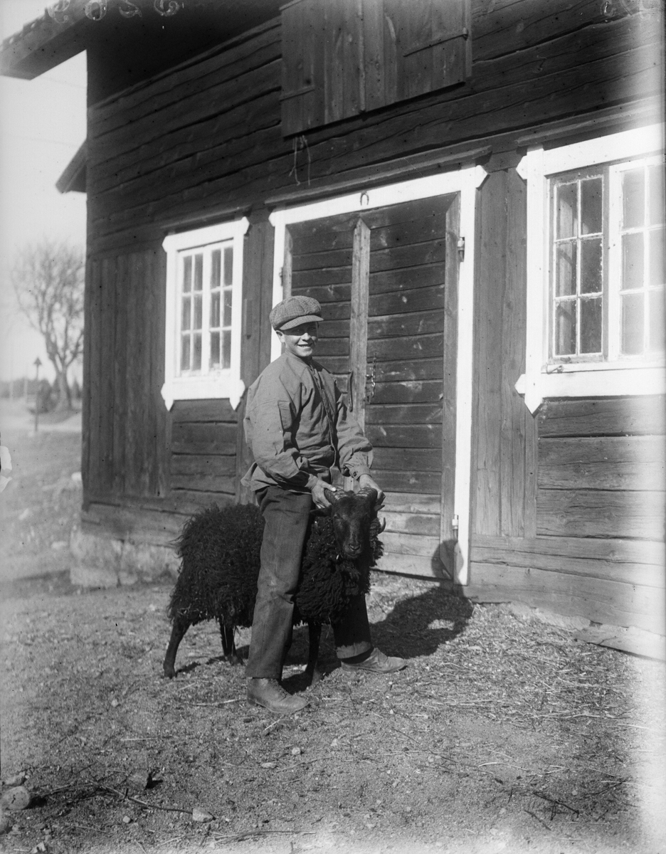 "Karl Eriksson hos Holmström Ullråker, med gumsen", Simtuna socken, Uppland 1923