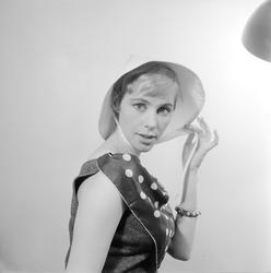 Henny Moan i hvit, spiss hatt.