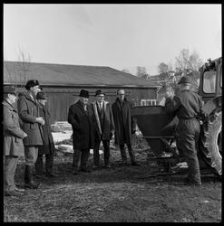 Fylling av traktorspreder for kalkspredningsforsøk.