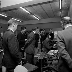 Besøk fra Årdal og Sundal verk i rekonvalesentverkstedet, me