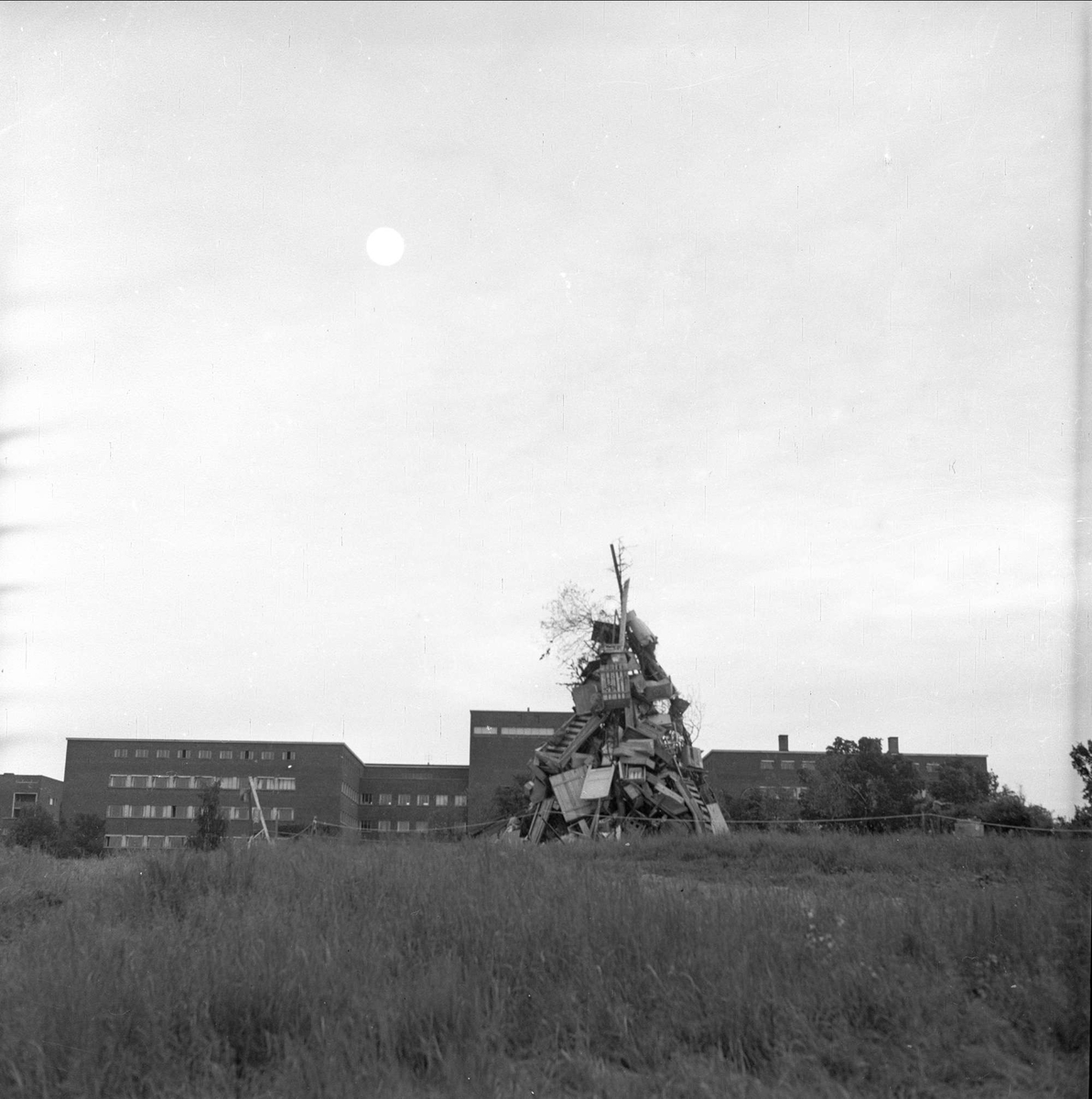 Tørteberg, Oslo, 1961. St. Hansbål foran Universitetet.