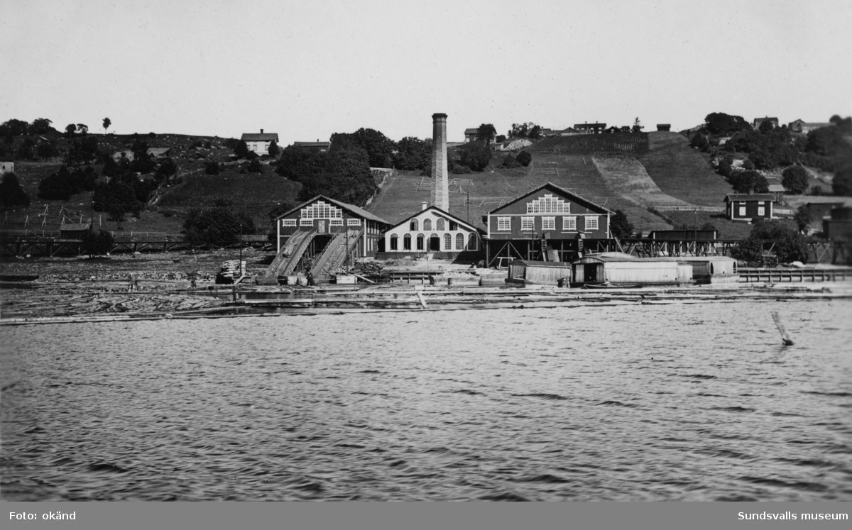 Nyviks sågverk, Alnö, från sjösidan. Sågen drevs mellan 1869 till 1940.