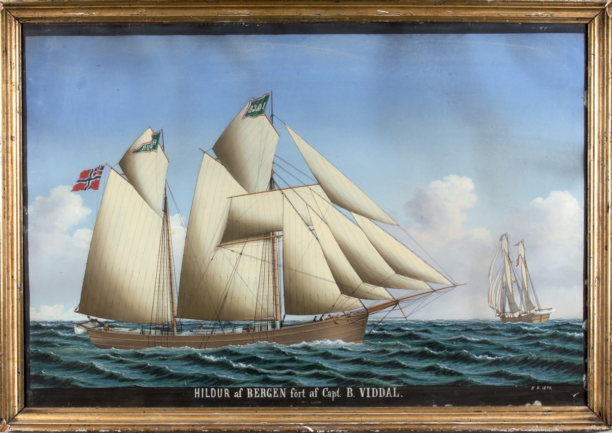 Skipsportrett av galeas HILDUR med full seilføring. Skipet sees seilende fra to ulike vinkler. Fører vimpel med skipets navn, vimpel med kjenningsbokstaver samt unionsflagg.