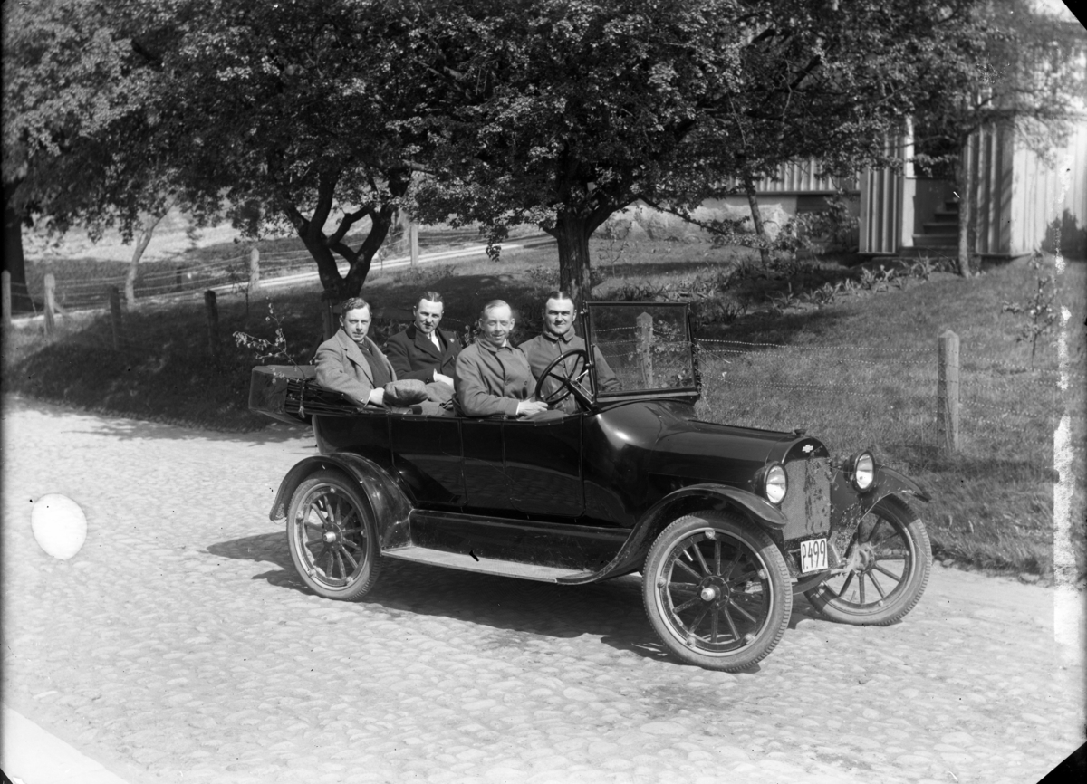 Tandläkare Krebs från Kinna med tre okända herrar i bil. Parkerade på Brahegatan utanför kv Hjorten 9 i Gränna.