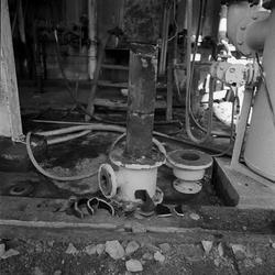 Ødelagt del på industrifabrikken. Kunst rørgang.