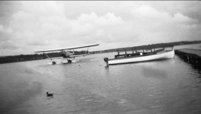 Karlsborg 1930-talet, S 6 Fokker på ingående i Karlsborgsviken. I bakgrunden Rödesund. Bryggan hade inget med sjöflyget att göra, den fanns tidigare.