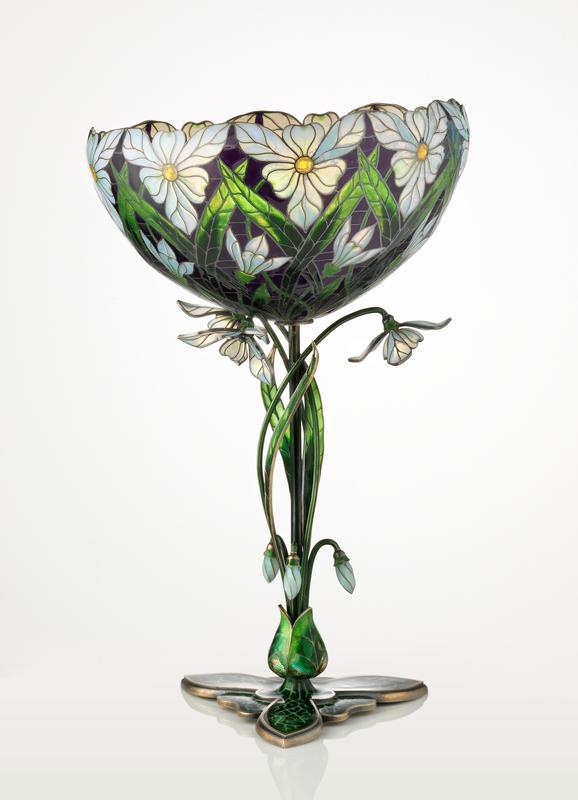 Torolf Prytz, Sneklokkevasen (1900). Skålformet vase i vindusemalje, utformet av gullsmedfirmaet Tostrup i Kristiania. Stetten er utformet som slyngende sneklokker, mens kupa er dekorert med blomstermotiver.