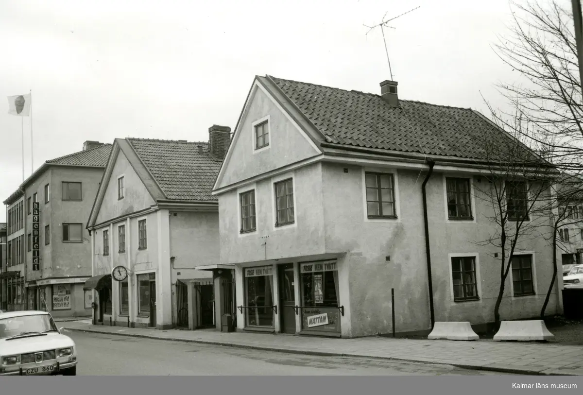 Kaggensgatan i Kalmar. Vi ser Hagenfeldts modebutik längst bort, till vänster i bild,  en uraffär i mitten och Tusse kemtvätt närmast i bild.