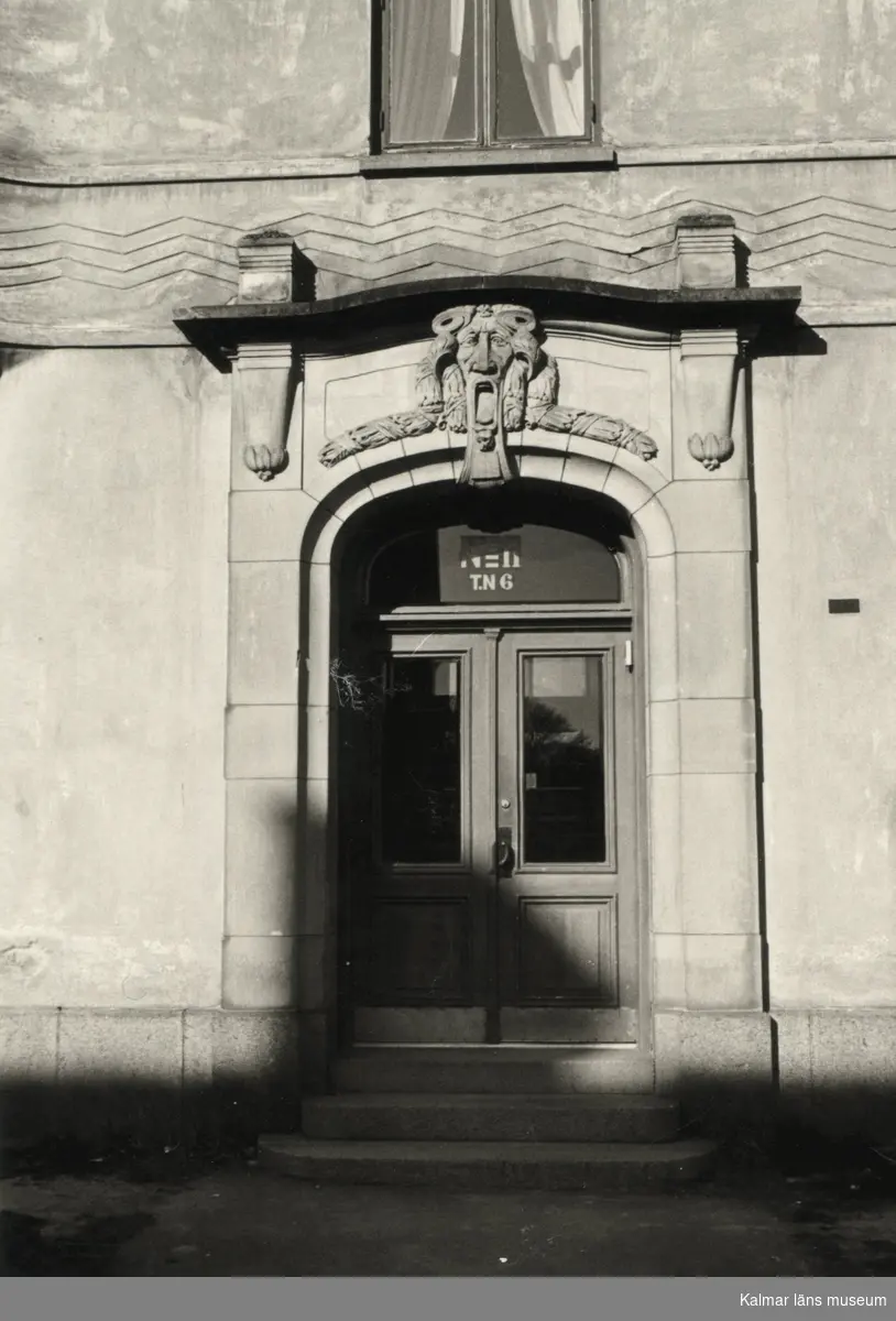 Kvarteret Furan 6, Vegagatan 11. Porten är huggen av Josef Anton Schmid (1873-1933).