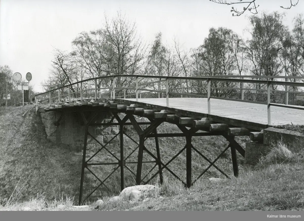 Bro över järnvägen vid Åsarna. Balkbro med stativ av hopfogade räler i tre spann.