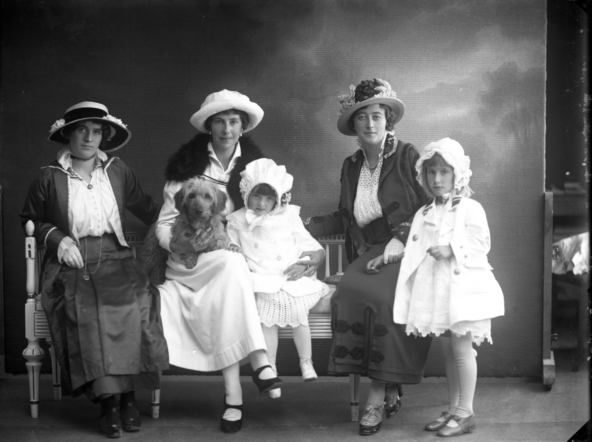 Friherrinnan Helga von Otter i mitten med hund och sannolikt dottern Margit. I övrigt okända kvinnor och barn.