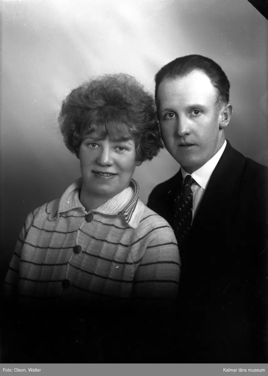 Ateljébild på en man och en kvinna. Enligt Walter Olsons journal är bilden beställd av Helge Holmström.