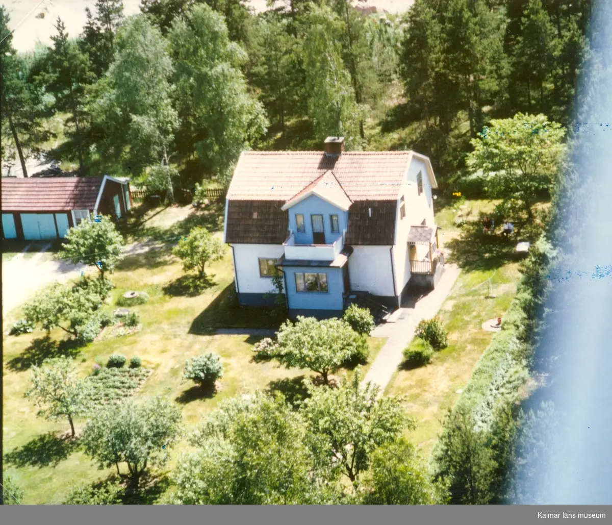 En villa med uthus och trädgård, i Bäckebo.