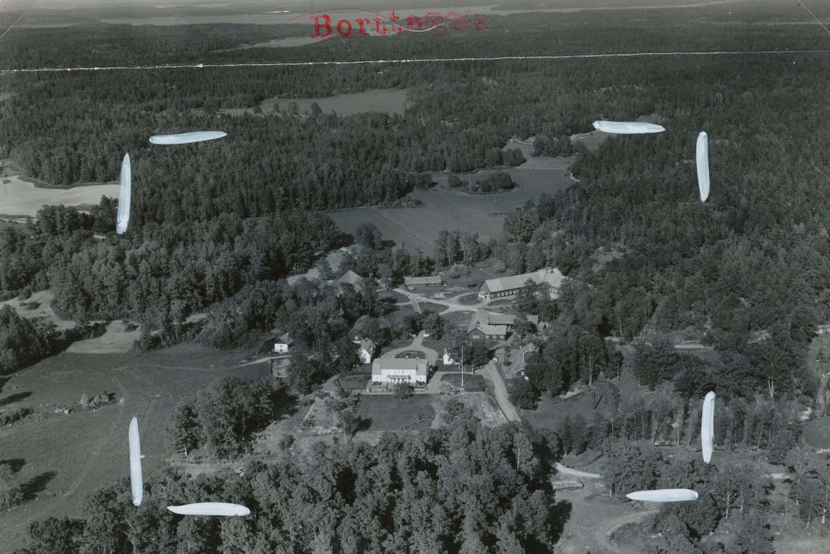 Flygfoto över Virums gård. Hela fotot samt det vykort som producerades.