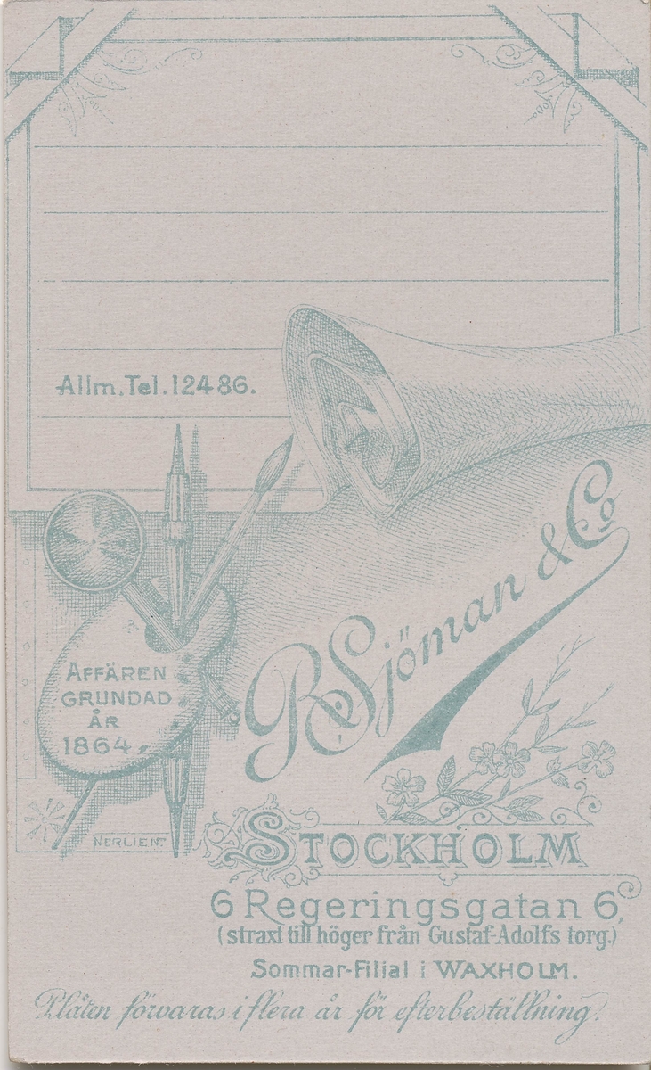 Tryckt text på fotots baksida: "R Sjöman & Co Stockholm 6 Regeringsgatan 6 (straxt till höger från Gustaf-Adolfs torg). Affären grundad år 1864. Allmän tel. 124 86. Sommar-Filial i Waxholm."