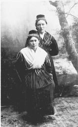 Studioportrett av to kvinner.