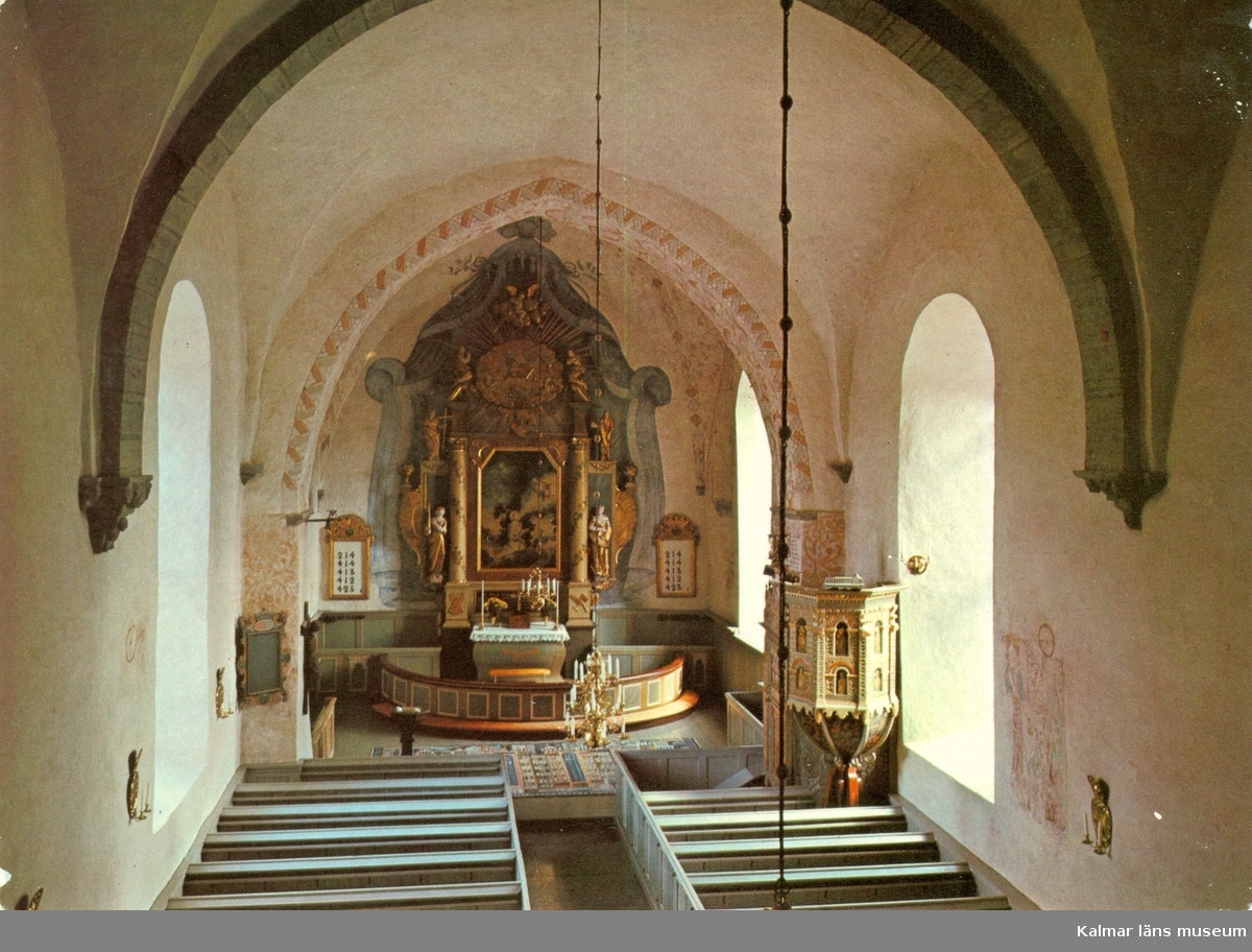 Vykort med interiör av Gärdslösa kyrka.